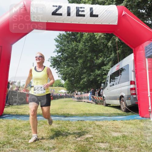 21.06.2025 - 27. Vierlanden-Triathlon KatJ http://msf.ph/oto/8051872 15.06.2025 11:43:02 Ziel  meine-sportfotos.de