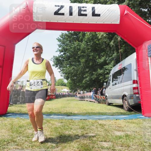 21.06.2025 - 27. Vierlanden-Triathlon KatJ http://msf.ph/oto/8051873 15.06.2025 11:43:02 Ziel  meine-sportfotos.de