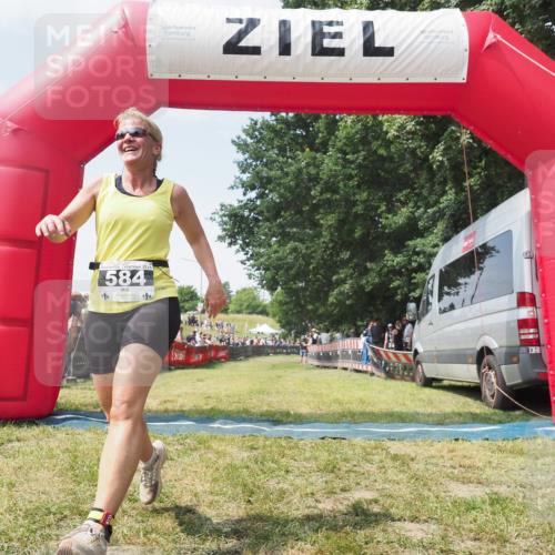 21.06.2025 - 27. Vierlanden-Triathlon KatJ http://msf.ph/oto/8051874 15.06.2025 11:43:02 Ziel  meine-sportfotos.de
