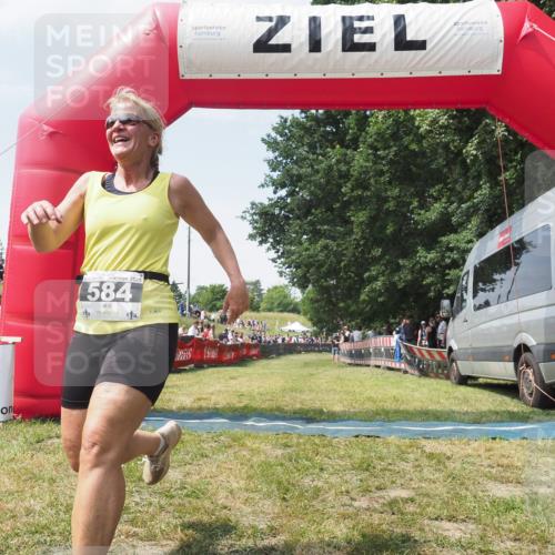 21.06.2025 - 27. Vierlanden-Triathlon KatJ http://msf.ph/oto/8051875 15.06.2025 11:43:03 Ziel  meine-sportfotos.de