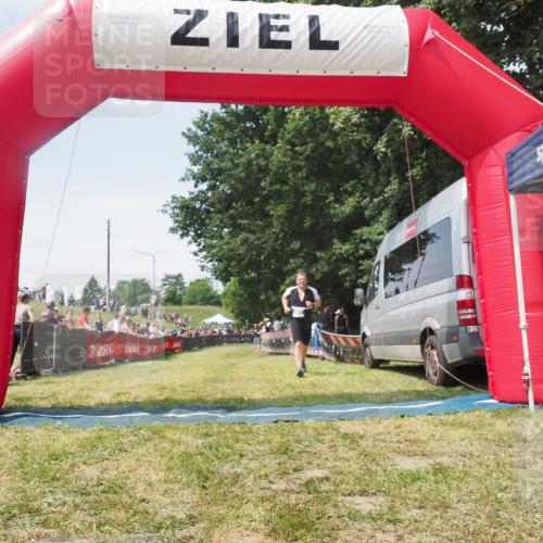 21.06.2025 - 27. Vierlanden-Triathlon KatJ http://msf.ph/oto/8051878 15.06.2025 11:43:28 Ziel  meine-sportfotos.de