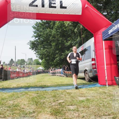 21.06.2025 - 27. Vierlanden-Triathlon KatJ http://msf.ph/oto/8051886 15.06.2025 11:43:30 Ziel  meine-sportfotos.de