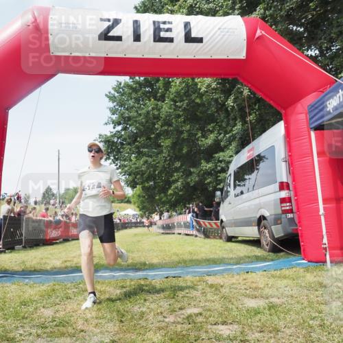 21.06.2025 - 27. Vierlanden-Triathlon KatJ http://msf.ph/oto/8051899 15.06.2025 11:44:00 Ziel 588 meine-sportfotos.de
