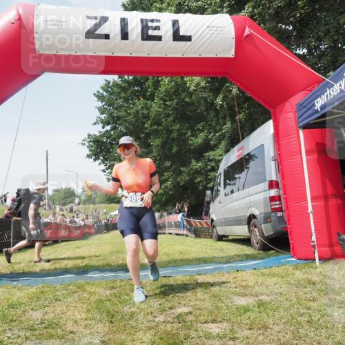 21.06.2025 - 27. Vierlanden-Triathlon KatJ http://msf.ph/oto/8051912 15.06.2025 11:44:11 Ziel  meine-sportfotos.de