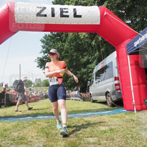 21.06.2025 - 27. Vierlanden-Triathlon KatJ http://msf.ph/oto/8051914 15.06.2025 11:44:11 Ziel  meine-sportfotos.de