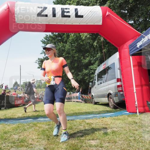 21.06.2025 - 27. Vierlanden-Triathlon KatJ http://msf.ph/oto/8051916 15.06.2025 11:44:12 Ziel  meine-sportfotos.de