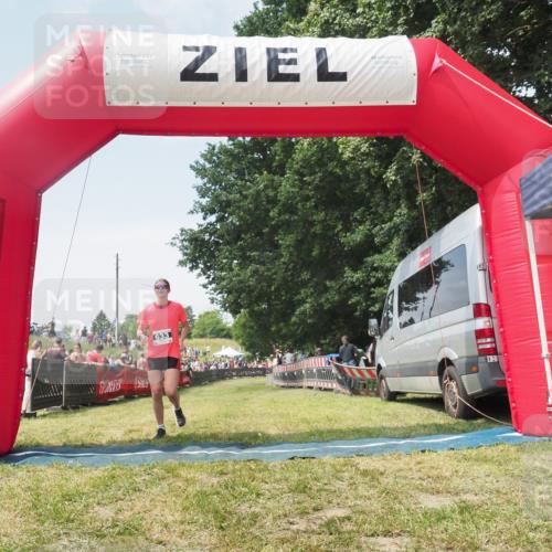 21.06.2025 - 27. Vierlanden-Triathlon KatJ http://msf.ph/oto/8051922 15.06.2025 11:44:25 Ziel  meine-sportfotos.de