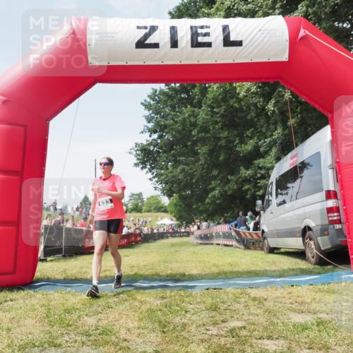 21.06.2025 - 27. Vierlanden-Triathlon KatJ http://msf.ph/oto/8051927 15.06.2025 11:44:26 Ziel  meine-sportfotos.de