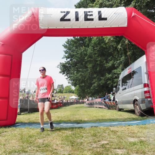 21.06.2025 - 27. Vierlanden-Triathlon KatJ http://msf.ph/oto/8051929 15.06.2025 11:44:26 Ziel  meine-sportfotos.de