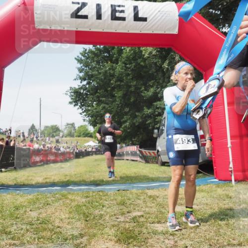 21.06.2025 - 27. Vierlanden-Triathlon KatJ http://msf.ph/oto/8051957 15.06.2025 11:44:51 Ziel  meine-sportfotos.de