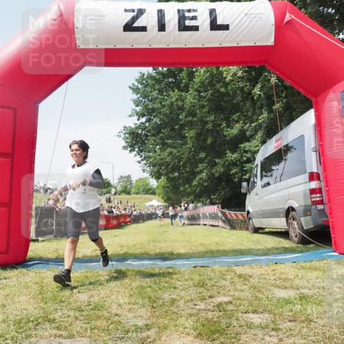 21.06.2025 - 27. Vierlanden-Triathlon KatJ http://msf.ph/oto/8051972 15.06.2025 11:45:09 Ziel 246, 444 meine-sportfotos.de