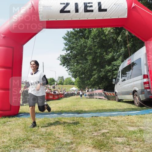 21.06.2025 - 27. Vierlanden-Triathlon KatJ http://msf.ph/oto/8051973 15.06.2025 11:45:09 Ziel 246, 444 meine-sportfotos.de