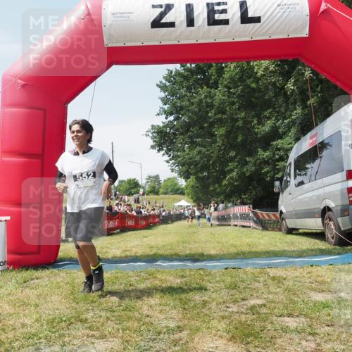21.06.2025 - 27. Vierlanden-Triathlon KatJ http://msf.ph/oto/8051974 15.06.2025 11:45:09 Ziel 246, 444 meine-sportfotos.de