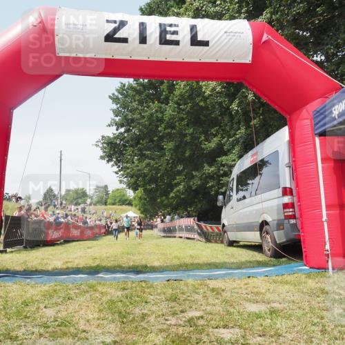21.06.2025 - 27. Vierlanden-Triathlon KatJ http://msf.ph/oto/8051976 15.06.2025 11:45:15 Ziel 246, 444 meine-sportfotos.de