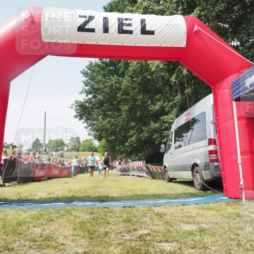 21.06.2025 - 27. Vierlanden-Triathlon KatJ http://msf.ph/oto/8051981 15.06.2025 11:45:17 Ziel 246, 444 meine-sportfotos.de