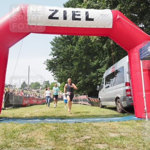 21.06.2025 - 27. Vierlanden-Triathlon KatJ http://msf.ph/oto/8051984 15.06.2025 11:45:19 Ziel 444 meine-sportfotos.de