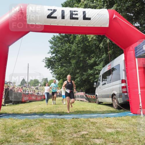 21.06.2025 - 27. Vierlanden-Triathlon KatJ http://msf.ph/oto/8051986 15.06.2025 11:45:19 Ziel 444 meine-sportfotos.de