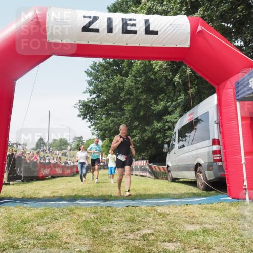 21.06.2025 - 27. Vierlanden-Triathlon KatJ http://msf.ph/oto/8051987 15.06.2025 11:45:19 Ziel 444 meine-sportfotos.de