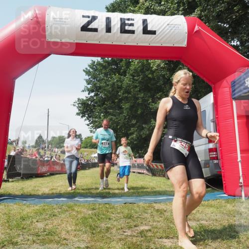 21.06.2025 - 27. Vierlanden-Triathlon KatJ http://msf.ph/oto/8051993 15.06.2025 11:45:21 Ziel  meine-sportfotos.de