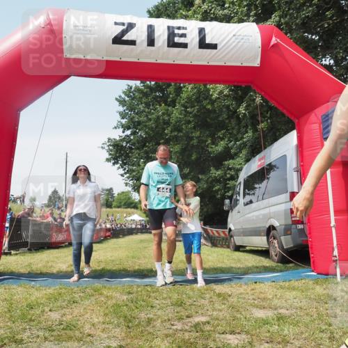 21.06.2025 - 27. Vierlanden-Triathlon KatJ http://msf.ph/oto/8051998 15.06.2025 11:45:22 Ziel  meine-sportfotos.de