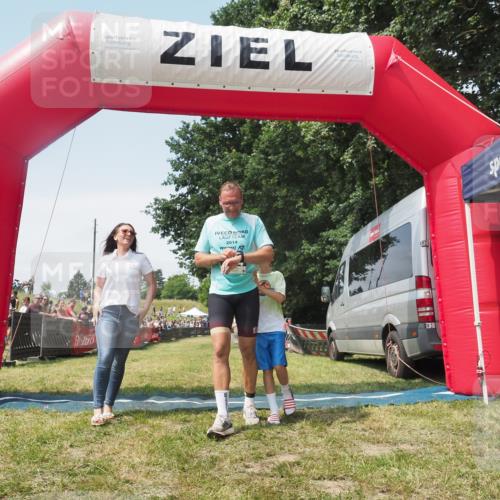21.06.2025 - 27. Vierlanden-Triathlon KatJ http://msf.ph/oto/8052003 15.06.2025 11:45:22 Ziel  meine-sportfotos.de
