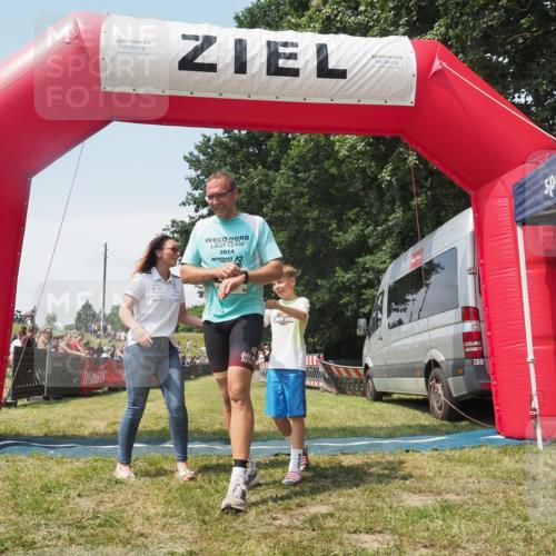 21.06.2025 - 27. Vierlanden-Triathlon KatJ http://msf.ph/oto/8052005 15.06.2025 11:45:23 Ziel  meine-sportfotos.de