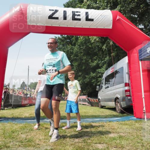 21.06.2025 - 27. Vierlanden-Triathlon KatJ http://msf.ph/oto/8052008 15.06.2025 11:45:23 Ziel  meine-sportfotos.de