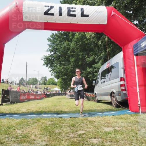 21.06.2025 - 27. Vierlanden-Triathlon KatJ http://msf.ph/oto/8052014 15.06.2025 11:45:55 Ziel  meine-sportfotos.de