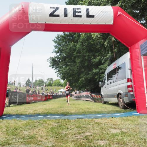 21.06.2025 - 27. Vierlanden-Triathlon KatJ http://msf.ph/oto/8052027 15.06.2025 11:46:16 Ziel 533, 620 meine-sportfotos.de