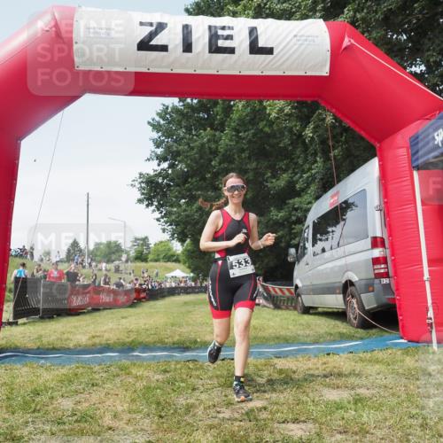 21.06.2025 - 27. Vierlanden-Triathlon KatJ http://msf.ph/oto/8052037 15.06.2025 11:46:19 Ziel 620 meine-sportfotos.de
