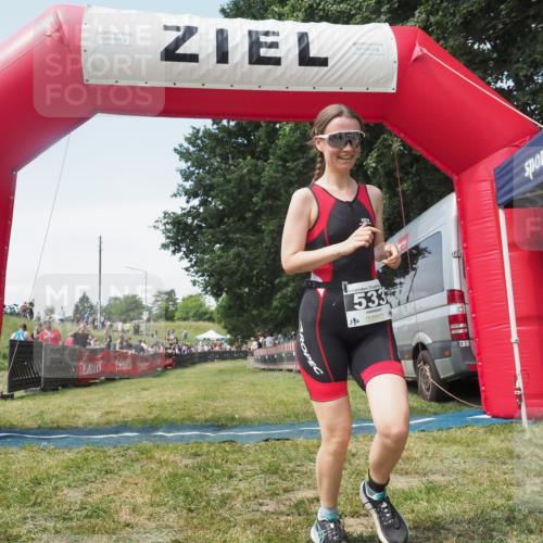 21.06.2025 - 27. Vierlanden-Triathlon KatJ http://msf.ph/oto/8052041 15.06.2025 11:46:19 Ziel 620 meine-sportfotos.de