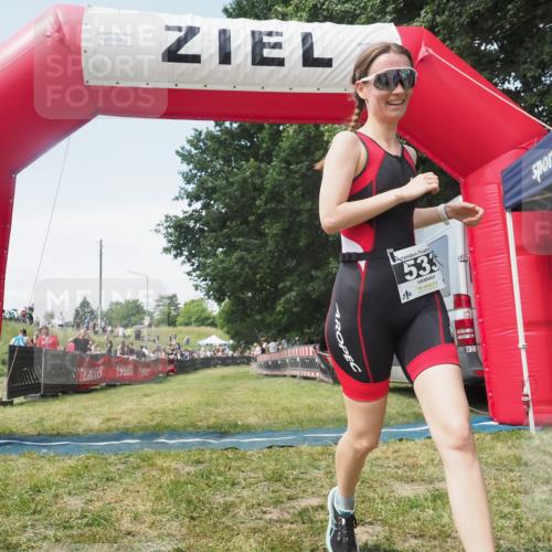 21.06.2025 - 27. Vierlanden-Triathlon KatJ http://msf.ph/oto/8052042 15.06.2025 11:46:19 Ziel 620 meine-sportfotos.de