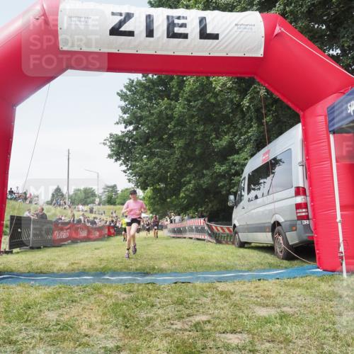 21.06.2025 - 27. Vierlanden-Triathlon KatJ http://msf.ph/oto/8052050 15.06.2025 11:46:30 Ziel 174, 515, 516 meine-sportfotos.de