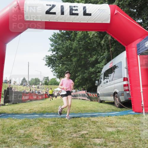 21.06.2025 - 27. Vierlanden-Triathlon KatJ http://msf.ph/oto/8052053 15.06.2025 11:46:31 Ziel 174, 515, 516 meine-sportfotos.de