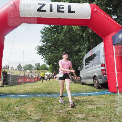 21.06.2025 - 27. Vierlanden-Triathlon KatJ http://msf.ph/oto/8052055 15.06.2025 11:46:31 Ziel 174, 515, 516 meine-sportfotos.de