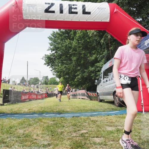21.06.2025 - 27. Vierlanden-Triathlon KatJ http://msf.ph/oto/8052057 15.06.2025 11:46:33 Ziel 174, 515, 516 meine-sportfotos.de