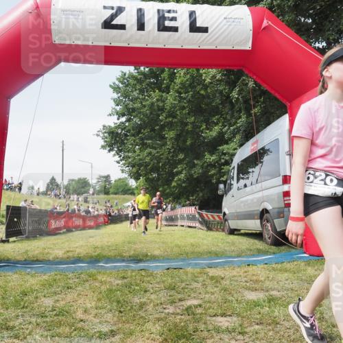 21.06.2025 - 27. Vierlanden-Triathlon KatJ http://msf.ph/oto/8052059 15.06.2025 11:46:33 Ziel 174, 515, 516 meine-sportfotos.de