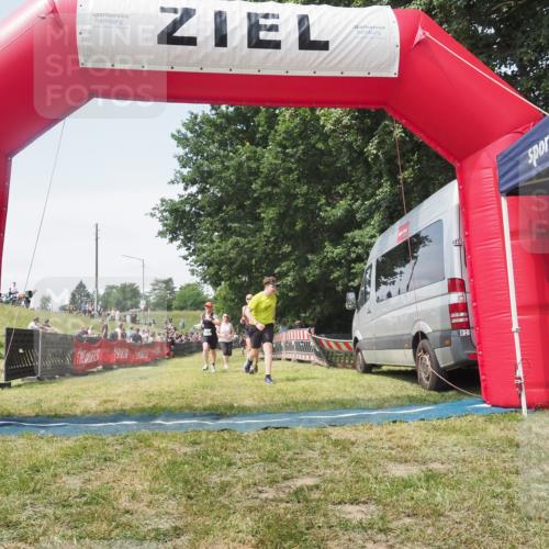 21.06.2025 - 27. Vierlanden-Triathlon KatJ http://msf.ph/oto/8052060 15.06.2025 11:46:34 Ziel 174, 515, 516 meine-sportfotos.de