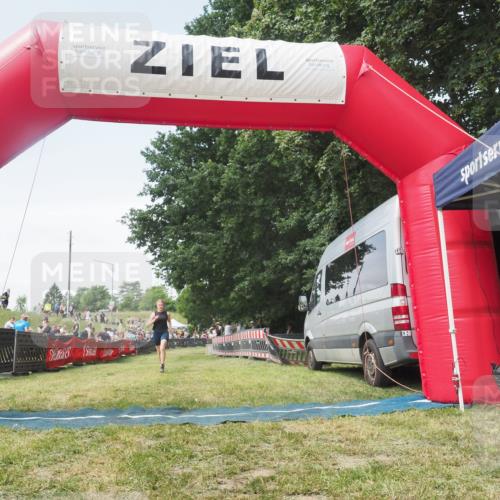 21.06.2025 - 27. Vierlanden-Triathlon KatJ http://msf.ph/oto/8052081 15.06.2025 11:46:43 Ziel  meine-sportfotos.de