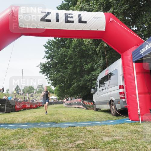 21.06.2025 - 27. Vierlanden-Triathlon KatJ http://msf.ph/oto/8052083 15.06.2025 11:46:44 Ziel  meine-sportfotos.de