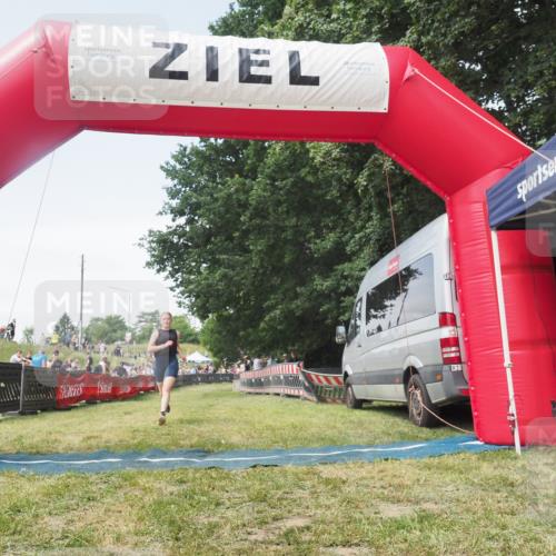 21.06.2025 - 27. Vierlanden-Triathlon KatJ http://msf.ph/oto/8052084 15.06.2025 11:46:44 Ziel  meine-sportfotos.de