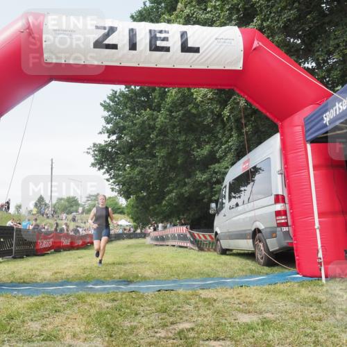 21.06.2025 - 27. Vierlanden-Triathlon KatJ http://msf.ph/oto/8052085 15.06.2025 11:46:44 Ziel  meine-sportfotos.de