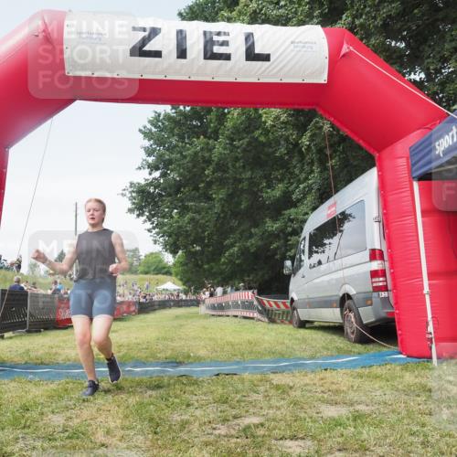21.06.2025 - 27. Vierlanden-Triathlon KatJ http://msf.ph/oto/8052091 15.06.2025 11:46:45 Ziel  meine-sportfotos.de