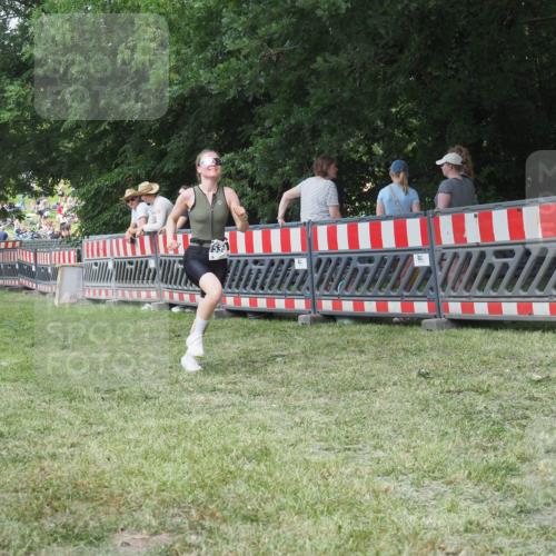 21.06.2025 - 27. Vierlanden-Triathlon KatJ http://msf.ph/oto/8052093 15.06.2025 11:47:50 Ziel 539 meine-sportfotos.de