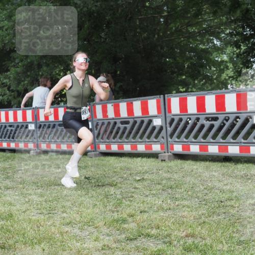 21.06.2025 - 27. Vierlanden-Triathlon KatJ http://msf.ph/oto/8052098 15.06.2025 11:47:51 Ziel 539 meine-sportfotos.de