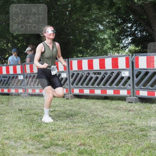 21.06.2025 - 27. Vierlanden-Triathlon KatJ http://msf.ph/oto/8052100 15.06.2025 11:47:51 Ziel 539 meine-sportfotos.de