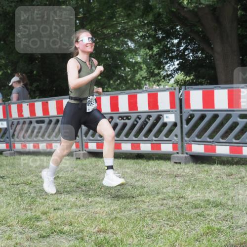 21.06.2025 - 27. Vierlanden-Triathlon KatJ http://msf.ph/oto/8052101 15.06.2025 11:47:51 Ziel 539 meine-sportfotos.de