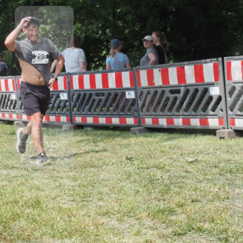 21.06.2025 - 27. Vierlanden-Triathlon KatJ http://msf.ph/oto/8052106 15.06.2025 11:48:14 Ziel 295 meine-sportfotos.de