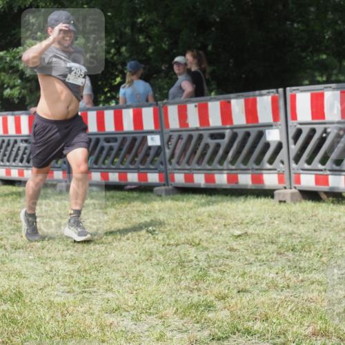21.06.2025 - 27. Vierlanden-Triathlon KatJ http://msf.ph/oto/8052108 15.06.2025 11:48:14 Ziel 295 meine-sportfotos.de
