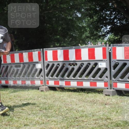 21.06.2025 - 27. Vierlanden-Triathlon KatJ http://msf.ph/oto/8052110 15.06.2025 11:48:15 Ziel 295 meine-sportfotos.de